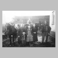 079-0041 Auf dem Hof von Landwirt Thiel um 1936. Im Bild Karl und Marie Thiel, mit den Kindern Frieda, Liesbeth, Gertrud, Richard, Fritz und Helmut.jpg